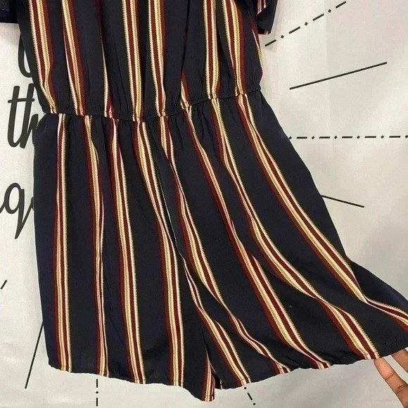 Boohoo Striped Cold Shoulder Romper - Picture 4 of 7